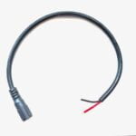 Johto 2 x 18 AWG (0,75 mm2) DC-plug liittimellä (naaras, 5,5/2,1 mm) esim. akun latausjohdoksi. 30 cm